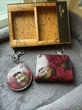 Patricia Nash Red Floral Wallet w matching Mirror Key Fob in Gift Box